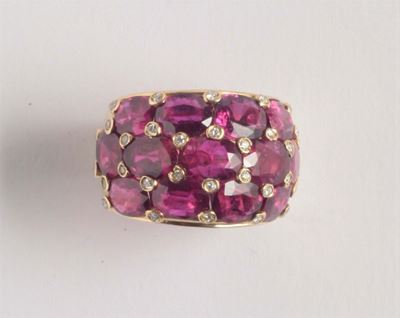 Anello in Oro Giallo con Rubini Taglio Ovale e Piccoli Diamanti