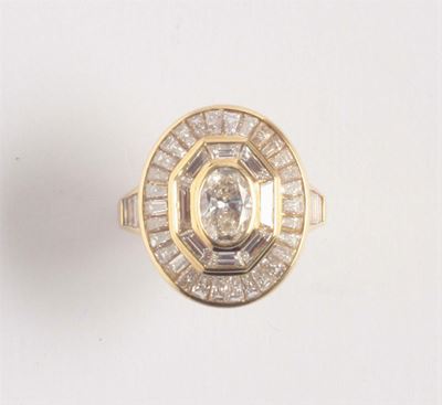 Anello con Diamante Centrale Taglio Ovale e Diamanti a Contorno Taglio Tepper e Fantasia
