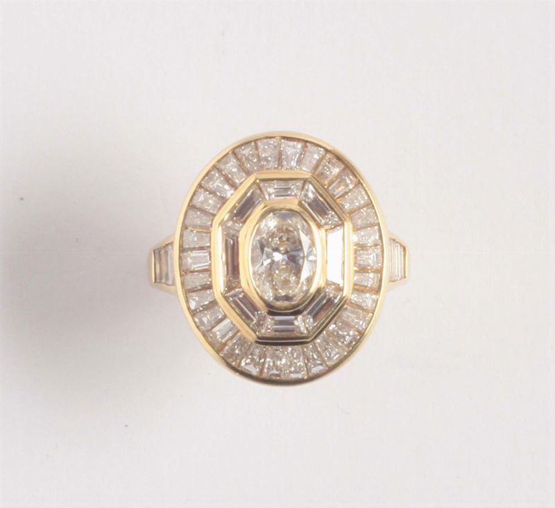 Anello con diamante centrale taglio ovale e diamanti a contorno taglio tepper e fantasia  - Asta Argenti e Gioielli Antichi e Contemporanei - Cambi Casa d'Aste