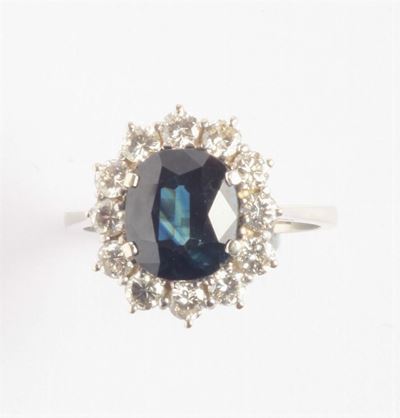 Anello con Zaffiro Centrale Taglio Ovale e Diamanti a Contorno