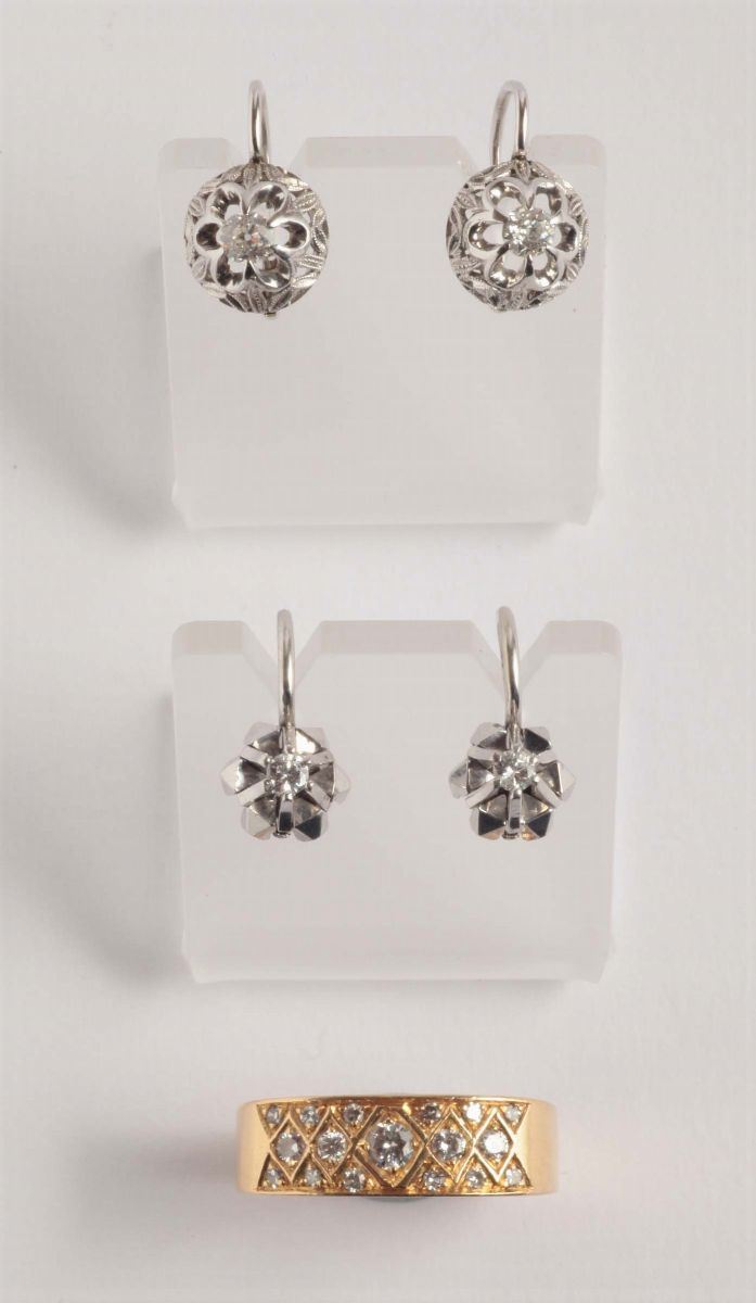 Lotto composto da anello e due paia di orecchini con diamanti  - Asta Argenti e Gioielli Antichi e Contemporanei - Cambi Casa d'Aste