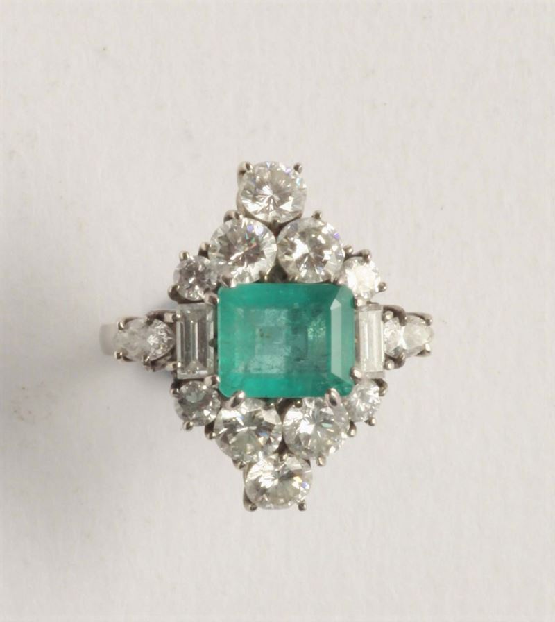 An emerald and diamond cluster ring  - Auction Silver, Ancient and Contemporary Jewels - Cambi Casa d'Aste