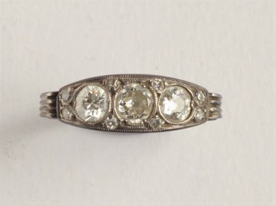 Anello con Tre Diamanti di Vecchio Taglio. Danni