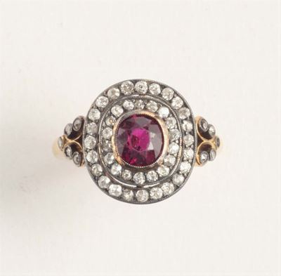 Anello con Rubino e Diamanti di Vecchio Taglio. Danni