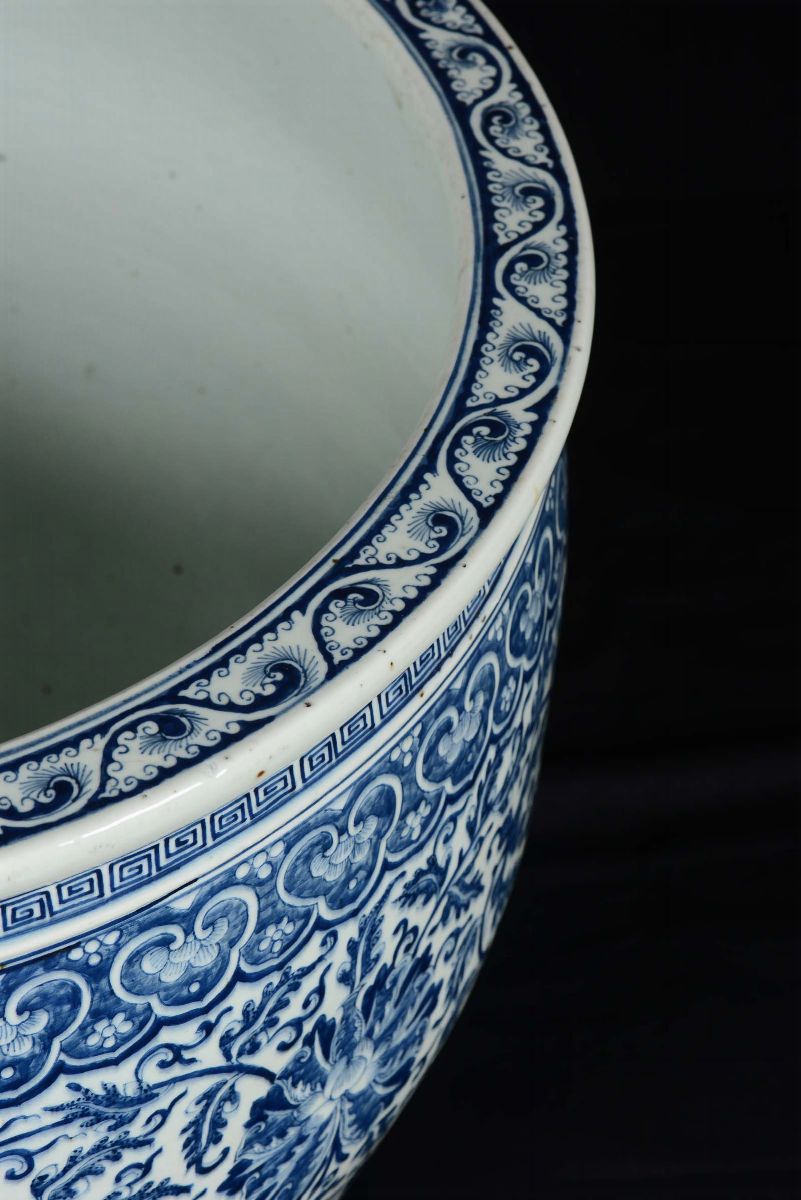 Grande Cachepot in Porcellana Bianca e Blu a Decoro Vegetale, Cina, Dinastia Qing, XIX Secolo
