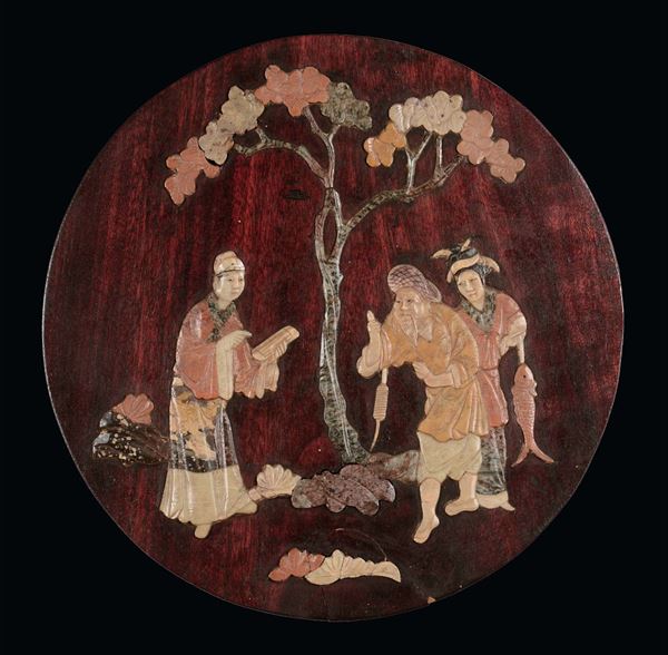 Serie di quattro placche tonde in legno intarsiato con pietre dure e saponaria con scene di vita comune, Cina, Dinastia Qing, XIX secolo
