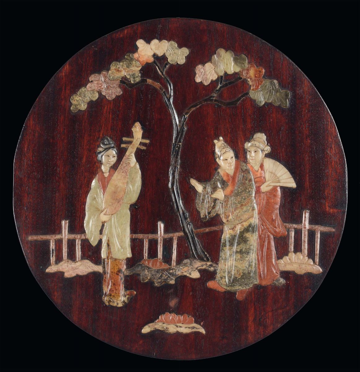 Serie di Quattro Placche Tonde in Legno Intarsiato con Pietre Dure e Saponaria con Scene di Vita ...