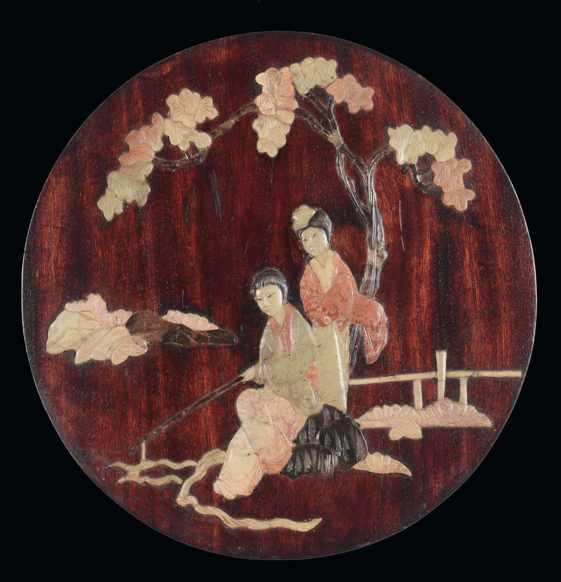 Serie di Quattro Placche Tonde in Legno Intarsiato con Pietre Dure e Saponaria con Scene di Vita ...