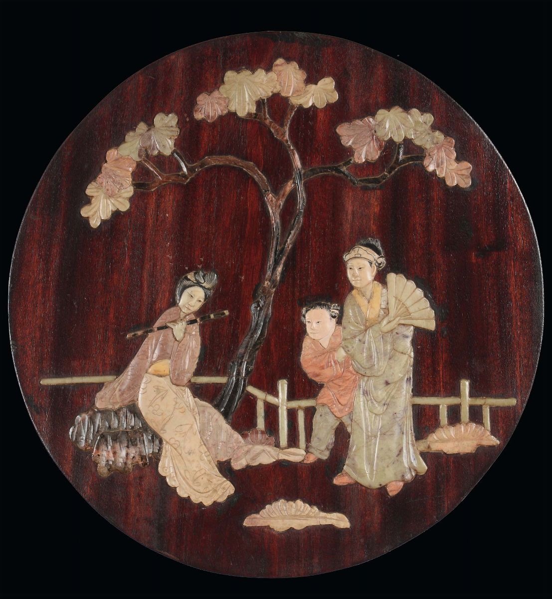 Serie di Quattro Placche Tonde in Legno Intarsiato con Pietre Dure e Saponaria con Scene di Vita ...
