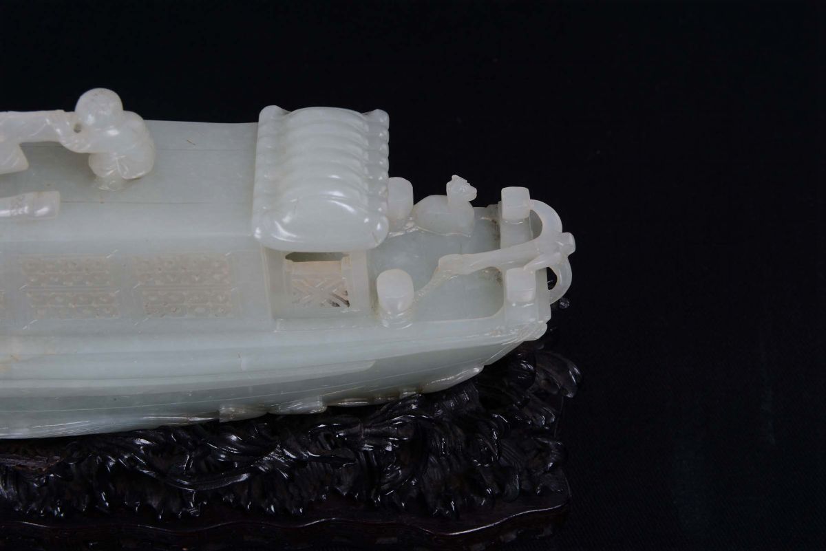 Nave in Giada Bianca Celadon con Personaggi, Cina, Dinastia Qing, Periodo Qianlong ( 1736-1795)