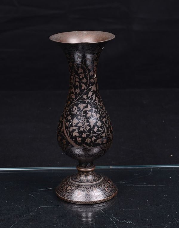 A niello copper vase with floral motive, early 20th century