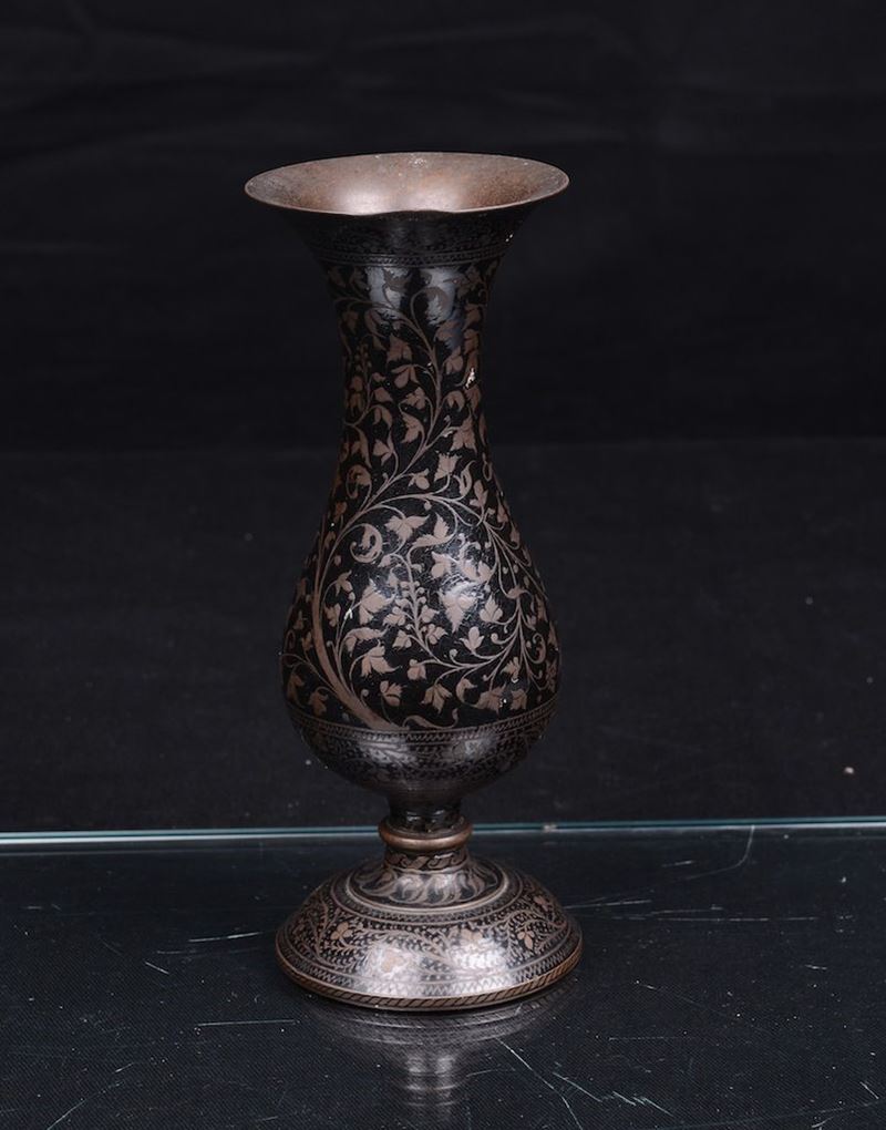 A niello copper vase with floral motive, early 20th century  - Auction Fine Chinese Works of Art - Cambi Casa d'Aste
