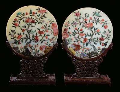 Coppia di Placche Circolari in Giada Verde Celadon con Applicazioni di Pietre Dure a Motivo Veget...