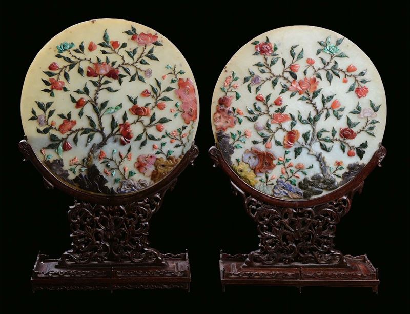 A pair of Celadon green jade circular plates with gems application in floral and vegetable motives, China, Qing Dynasty, 18th century On homu bases richly sculpted  - Auction Fine Chinese Works of Art - Cambi Casa d'Aste