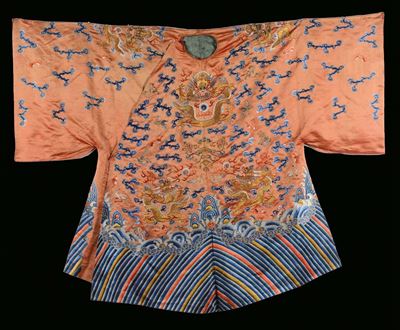 Veste in Seta con Decoro di Draghi su Fondo Arancione, Cina, Dinastia Qing, XIX Secolo