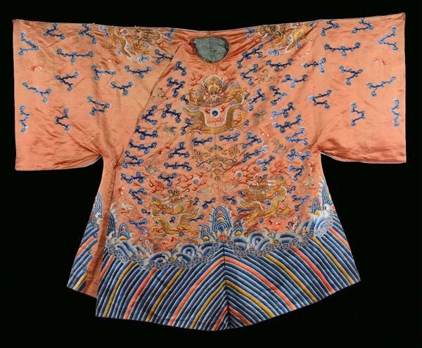 Veste in seta con decoro di draghi su fondo arancione, Cina, Dinastia Qing, XIX secolo