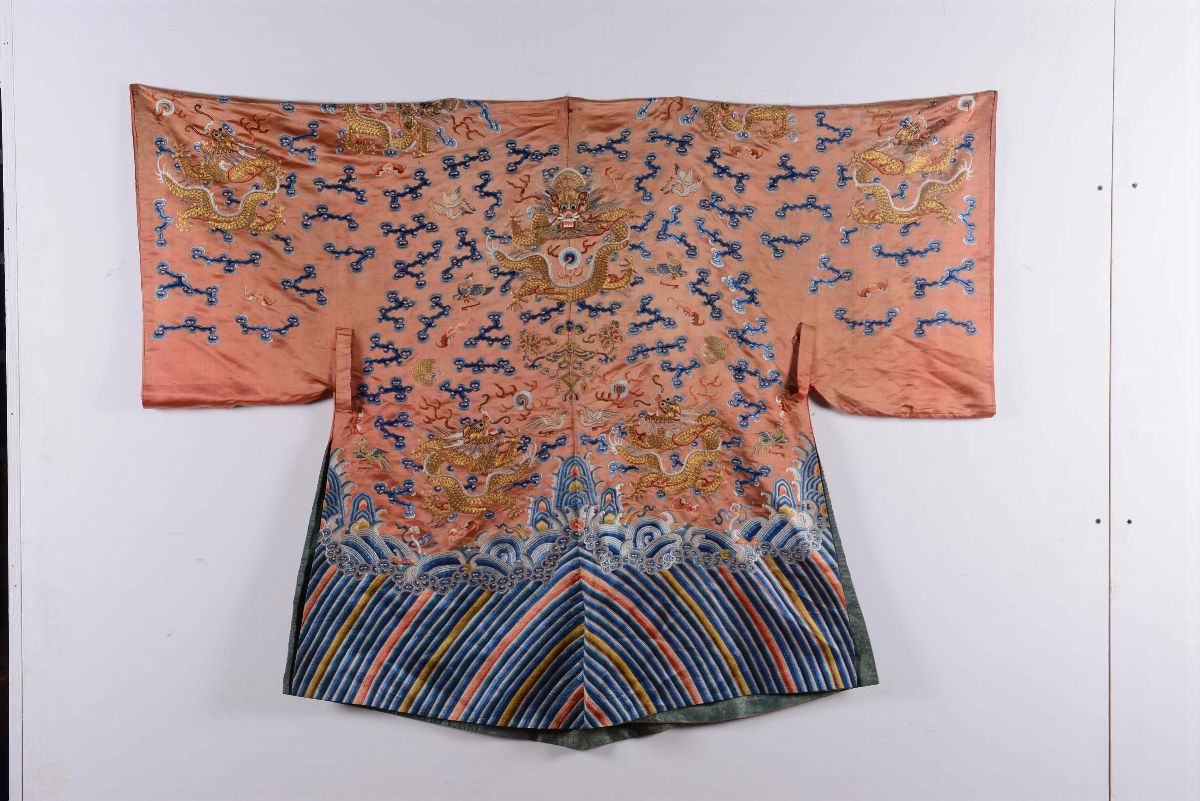Veste in Seta con Decoro di Draghi su Fondo Arancione, Cina, Dinastia Qing, XIX Secolo