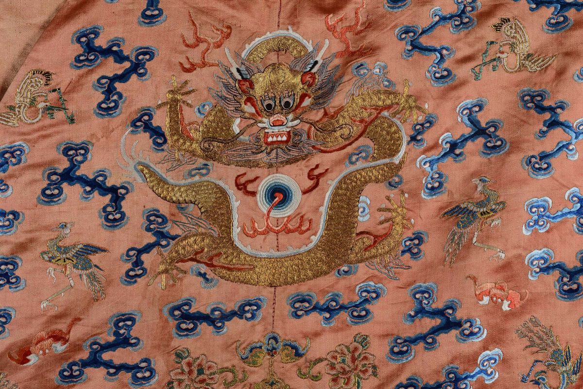 Veste in Seta con Decoro di Draghi su Fondo Arancione, Cina, Dinastia Qing, XIX Secolo