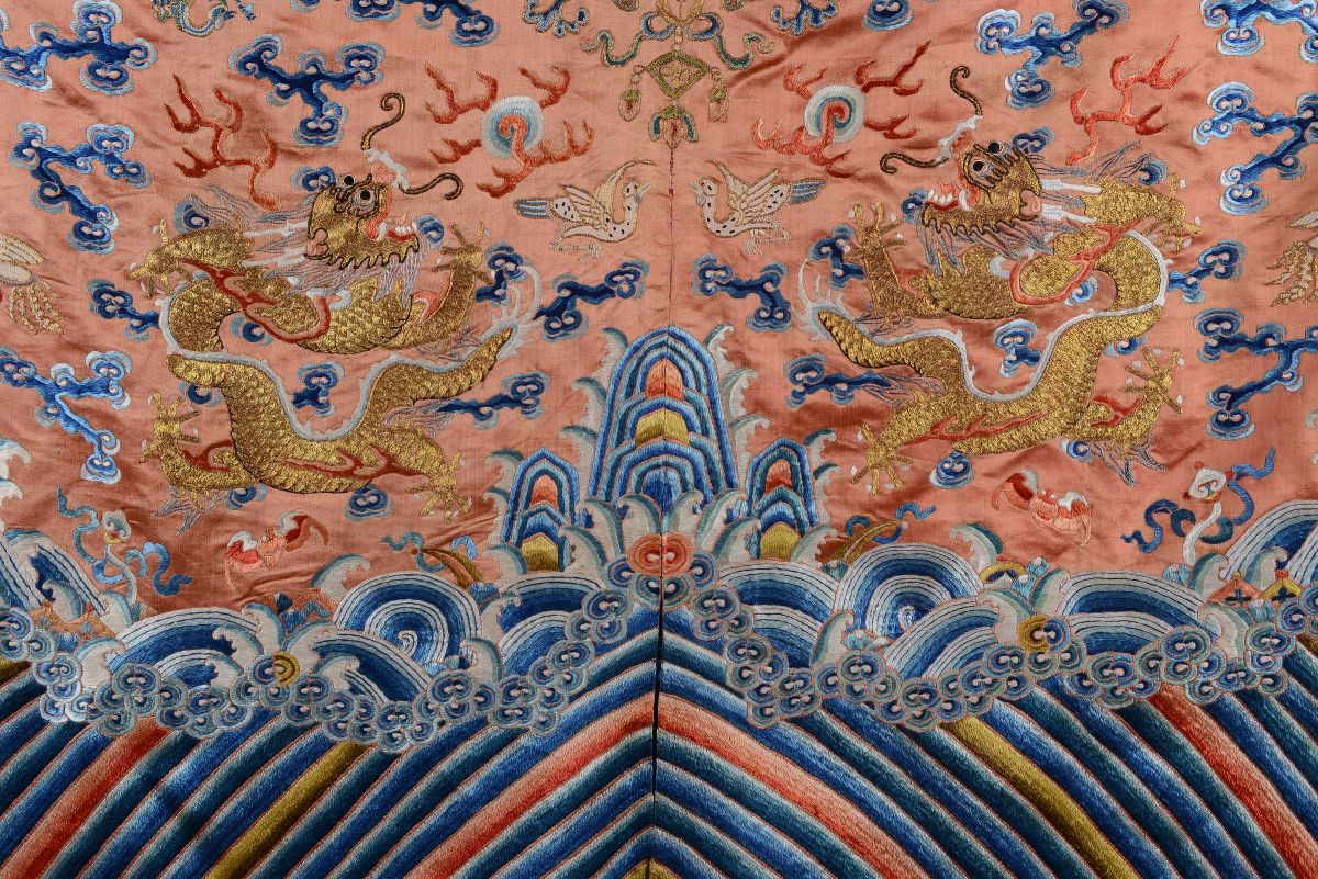 Veste in Seta con Decoro di Draghi su Fondo Arancione, Cina, Dinastia Qing, XIX Secolo