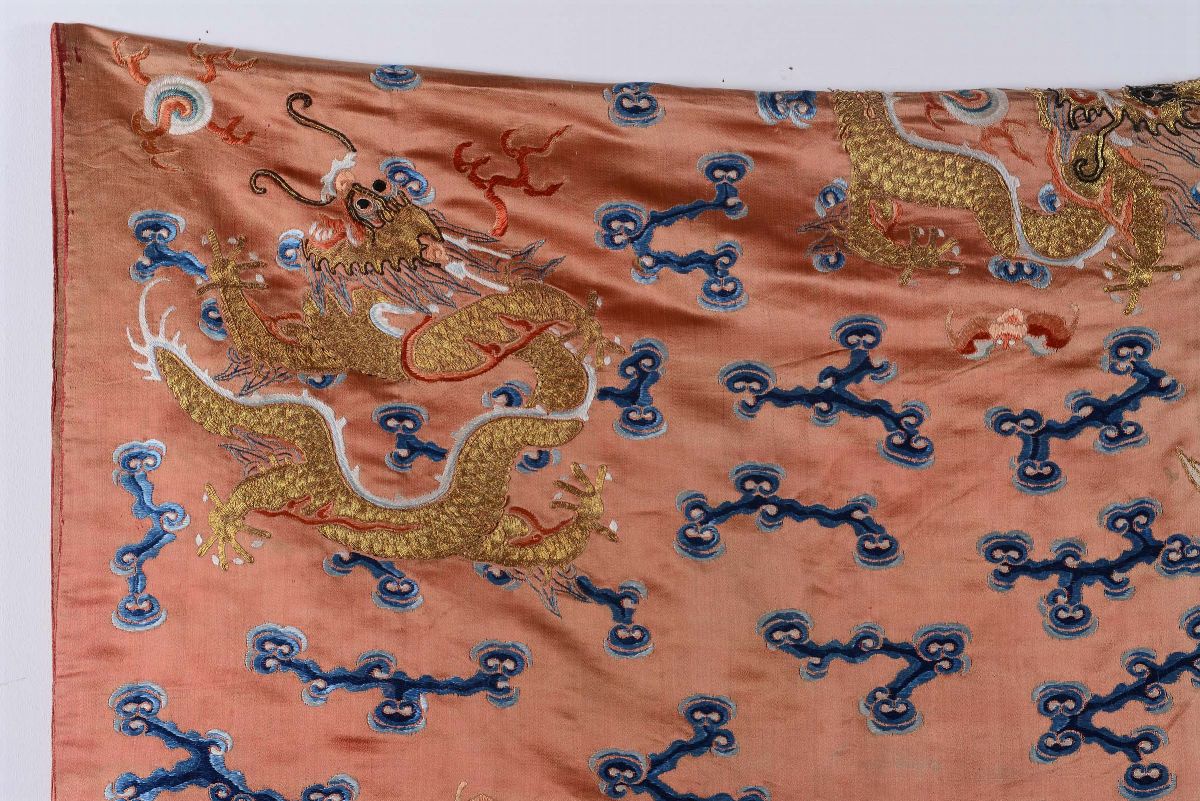 Veste in Seta con Decoro di Draghi su Fondo Arancione, Cina, Dinastia Qing, XIX Secolo