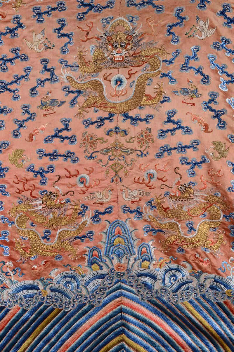 Veste in Seta con Decoro di Draghi su Fondo Arancione, Cina, Dinastia Qing, XIX Secolo