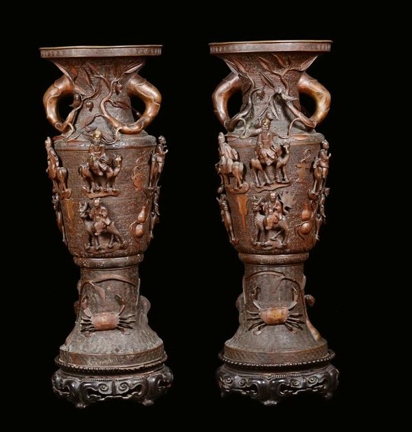 Coppia di grandi vasi in bronzo con dignitari a cavallo a rilievo ed elementi marini, Cina, Dinastia Qing, Periodo Qianlong (1736-1795)