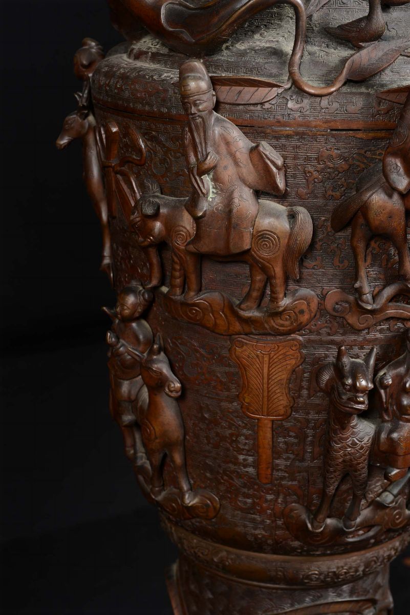 Coppia di Grandi Vasi in Bronzo con Dignitari a Cavallo a Rilievo ed Elementi Marini, Cina, Dinas...
