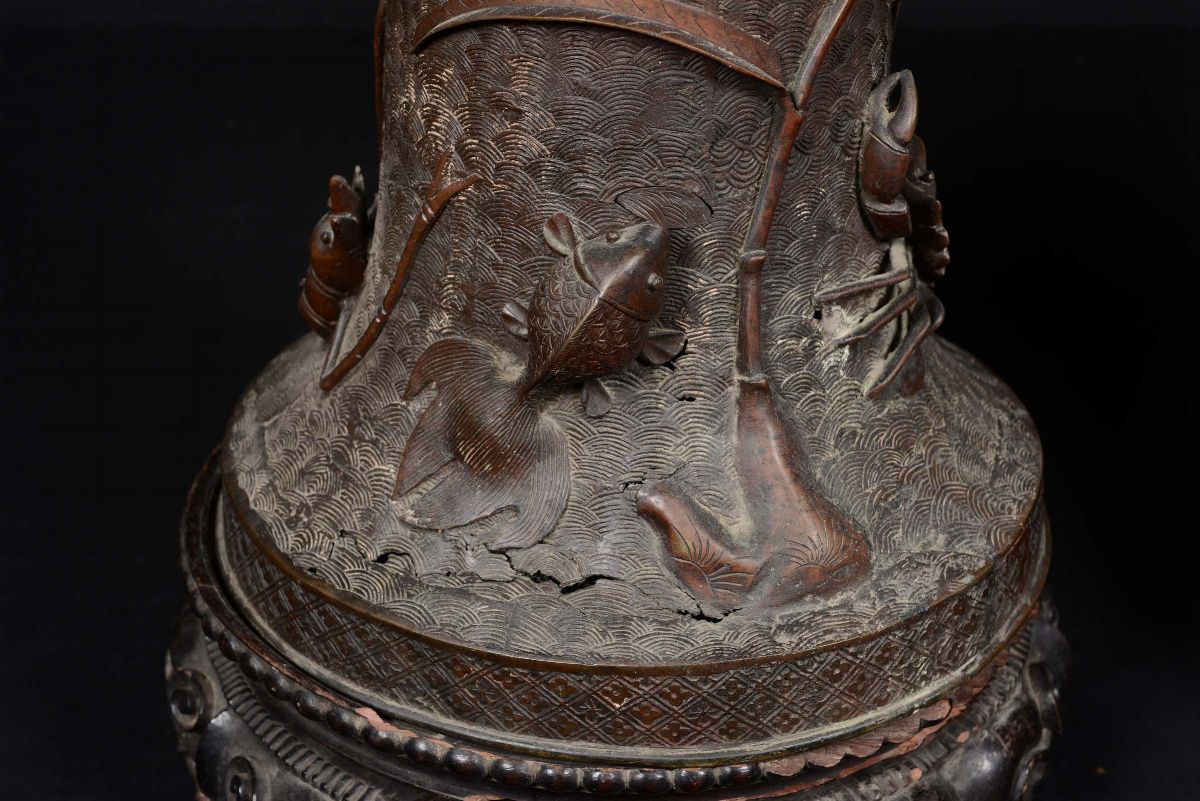 Coppia di Grandi Vasi in Bronzo con Dignitari a Cavallo a Rilievo ed Elementi Marini, Cina, Dinas...
