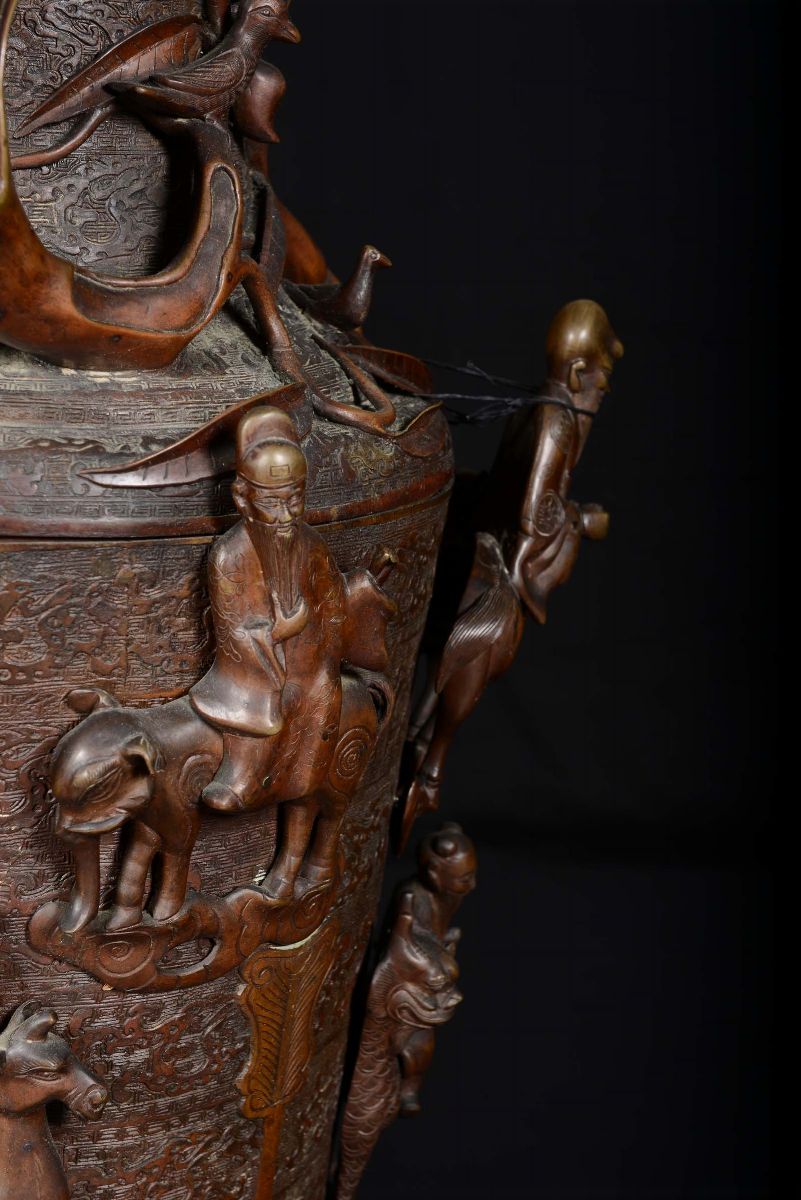 Coppia di Grandi Vasi in Bronzo con Dignitari a Cavallo a Rilievo ed Elementi Marini, Cina, Dinas...