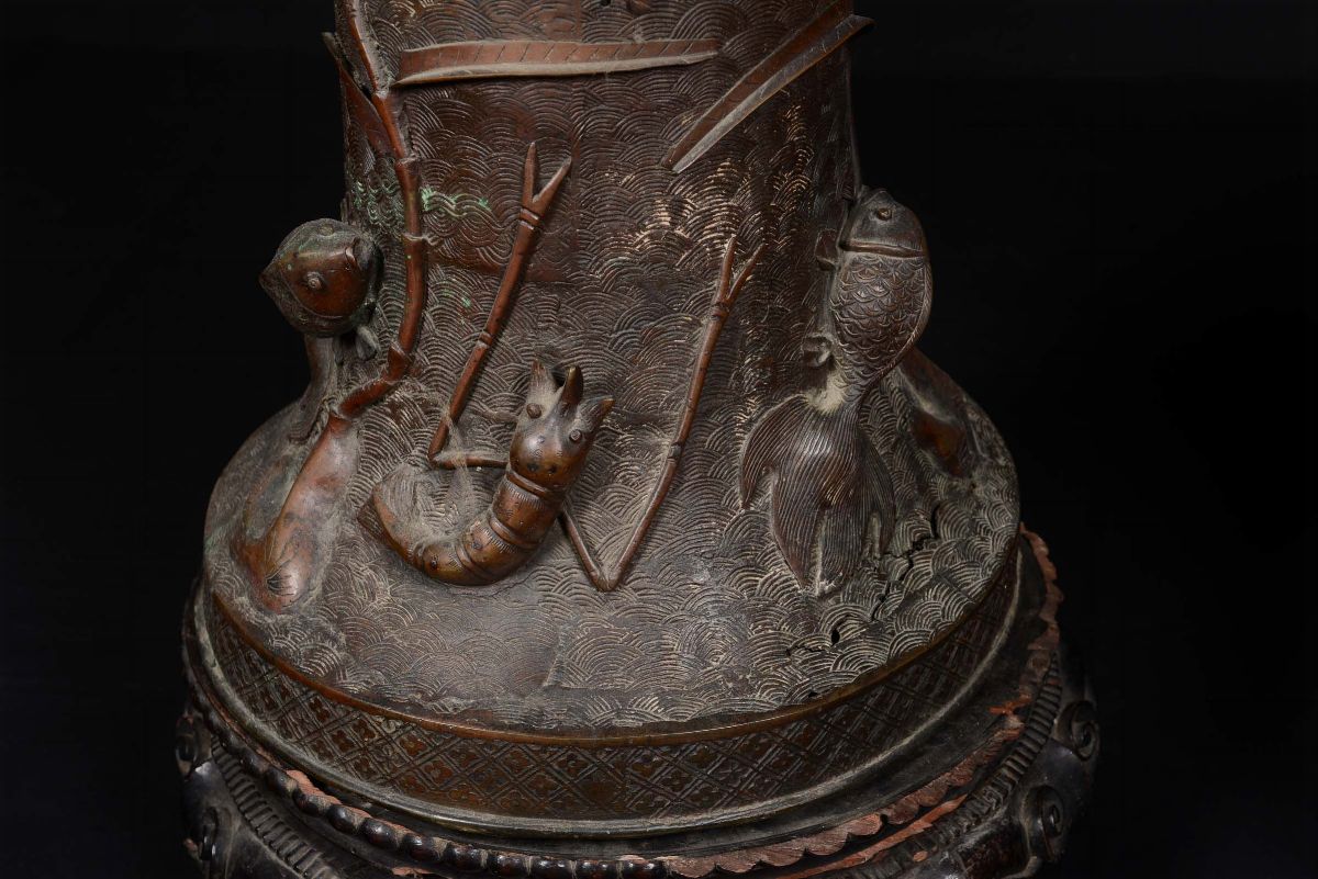 Coppia di Grandi Vasi in Bronzo con Dignitari a Cavallo a Rilievo ed Elementi Marini, Cina, Dinas...