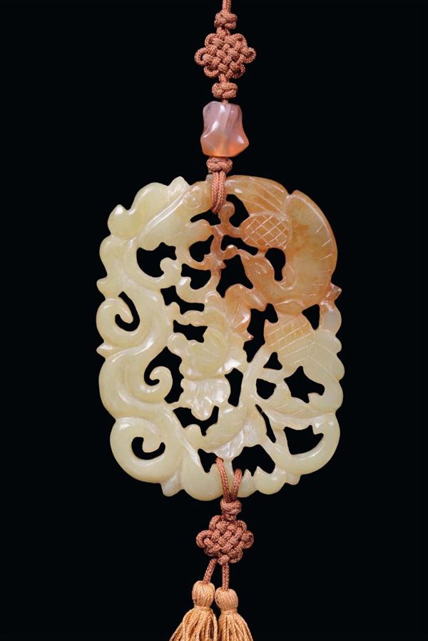 Pendente in giada  gialla e russet traforato a volute, uccellino e motivi vegetali, Cina, Dinastia Qing, XIX secolo