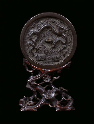 Specchio in Bronzo Argentato con Base in Legno Intagliato, Cina, Dinastia Ming, XVI Secolo