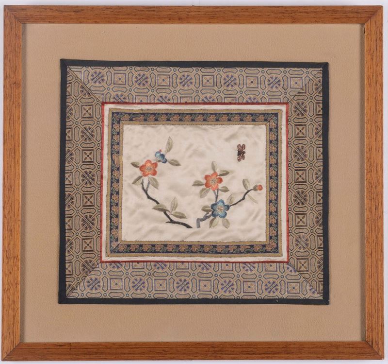 Drappo in seta e ricamato con fiori di loto  - Asta Arredi e Oggetti d'Arte da Importanti Collezioni Private - Cambi Casa d'Aste