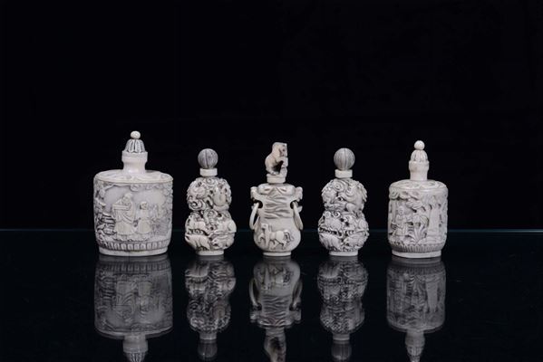 A lot formed by five sculpted ivory snuff bottles, China 20th century. Various heights