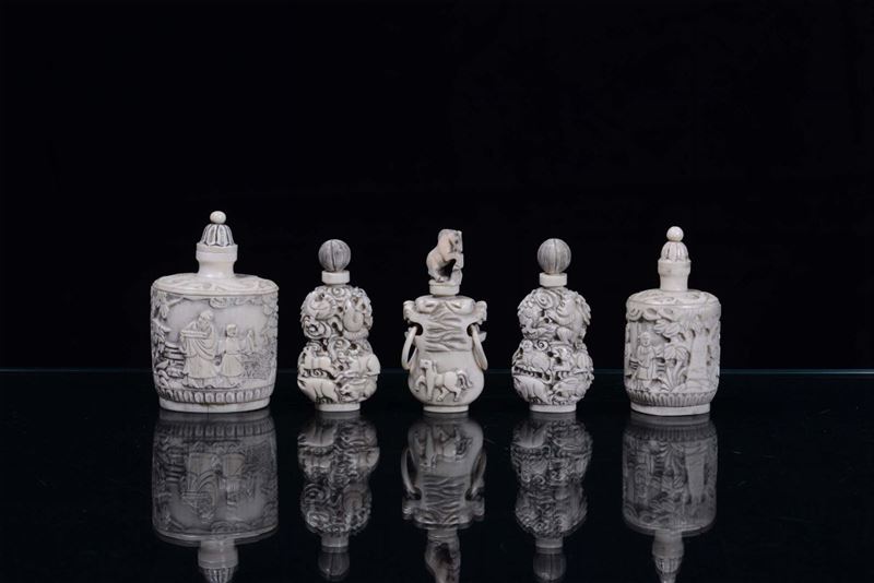 A lot formed by five sculpted ivory snuff bottles, China 20th century. Various heights  - Auction Fine Chinese Works of Art - Cambi Casa d'Aste