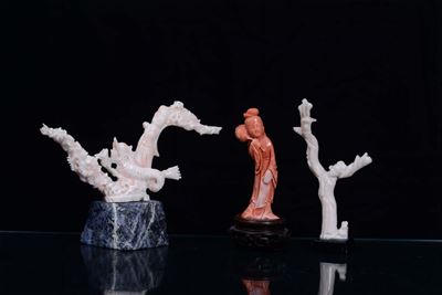 Tre Sculturine in Corallo Scolpito, Cina XX Secolo