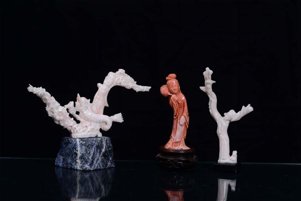 Tre sculturine in corallo scolpito, Cina XX secolo