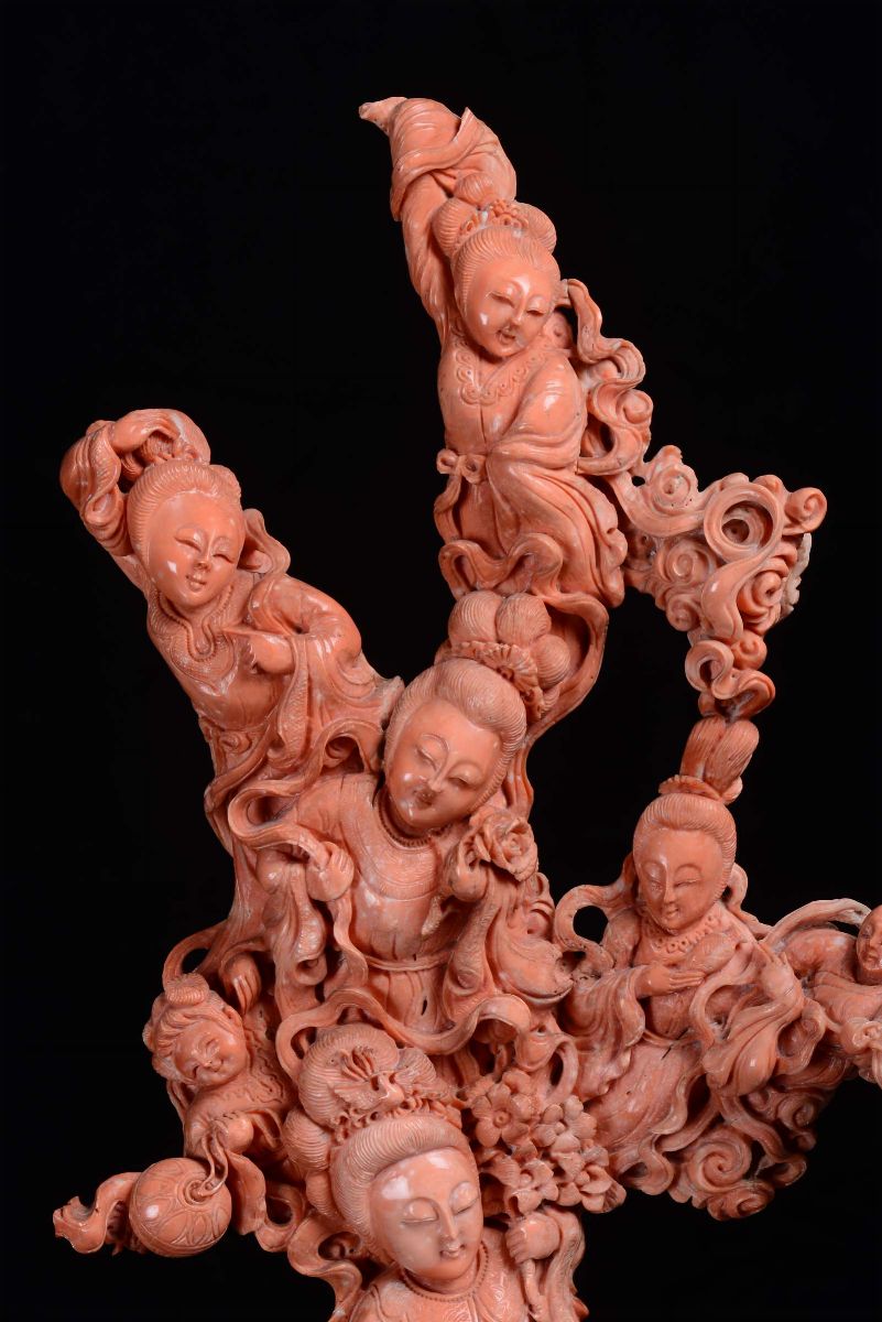 Grande Gruppo in Corallo Rosso Scolpito Raffigurante Guanyin con Bambini, Cina, Dinastia Qing, XI...