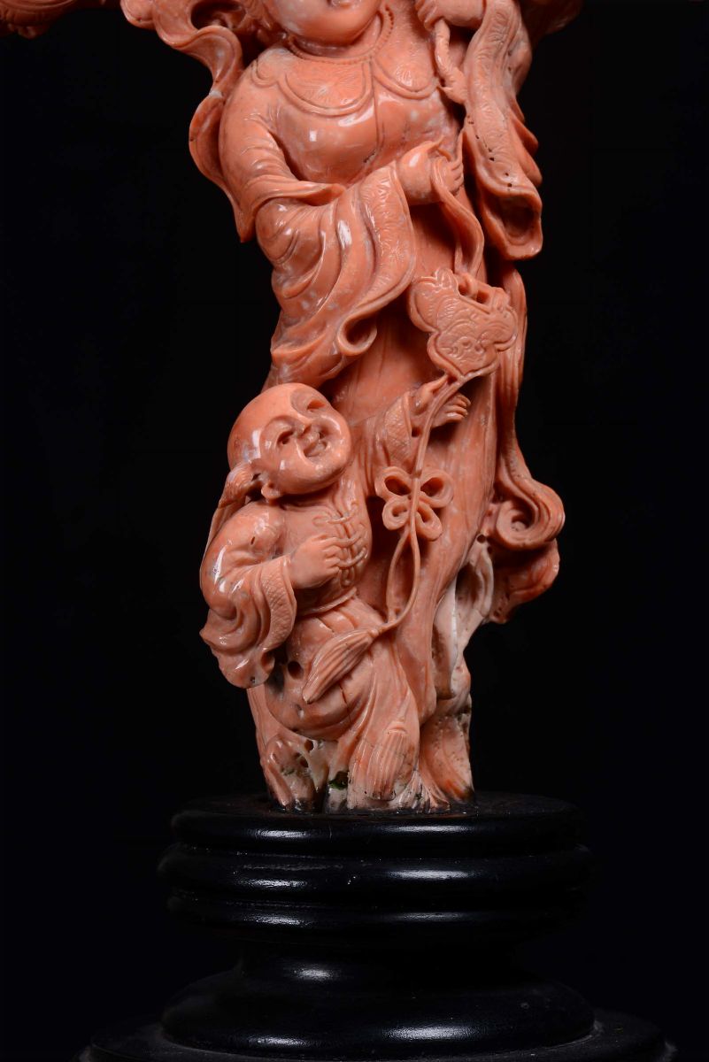 Grande Gruppo in Corallo Rosso Scolpito Raffigurante Guanyin con Bambini, Cina, Dinastia Qing, XI...