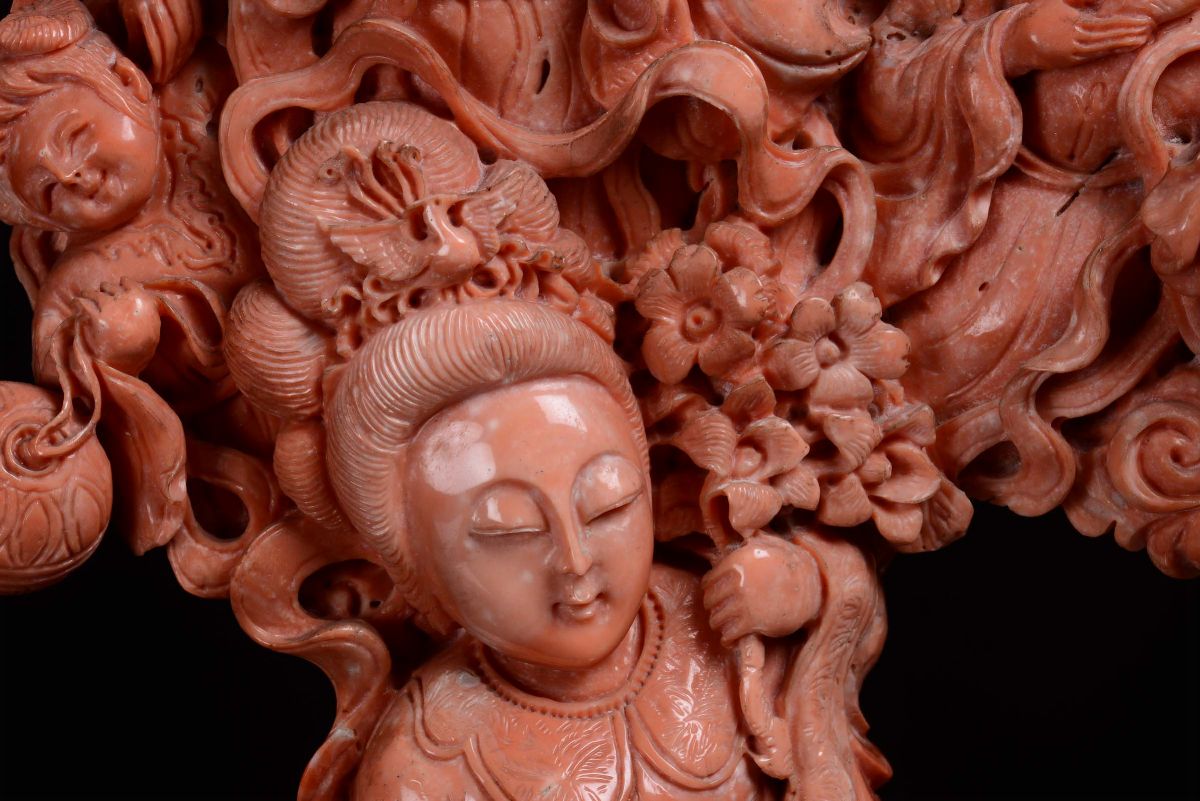 Grande Gruppo in Corallo Rosso Scolpito Raffigurante Guanyin con Bambini, Cina, Dinastia Qing, XI...