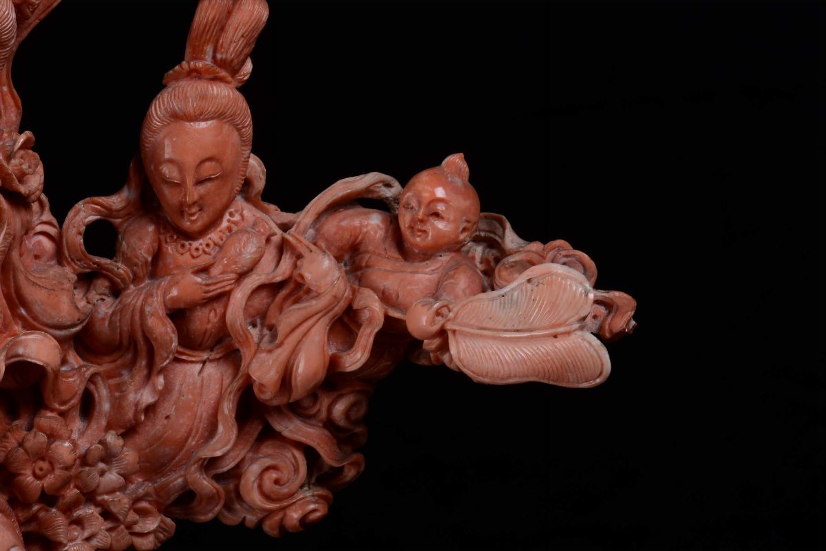 Grande Gruppo in Corallo Rosso Scolpito Raffigurante Guanyin con Bambini, Cina, Dinastia Qing, XI...