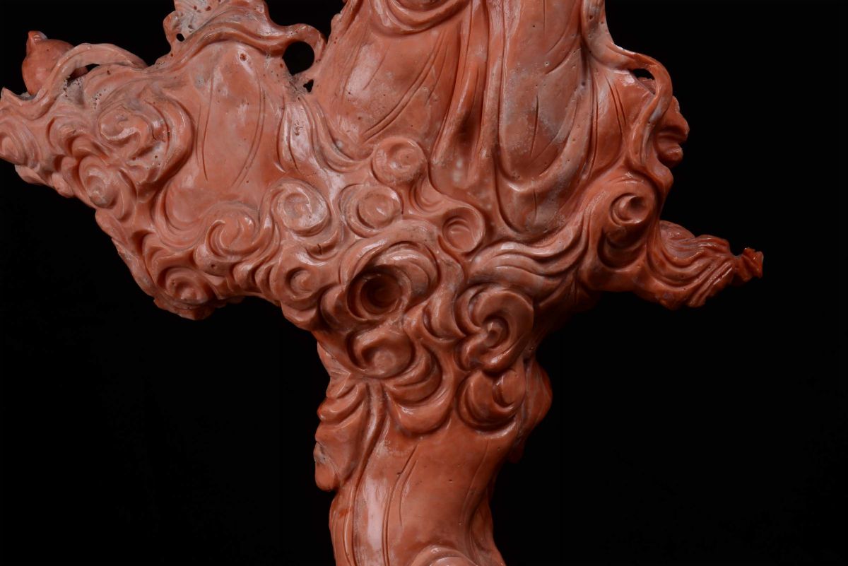 Grande Gruppo in Corallo Rosso Scolpito Raffigurante Guanyin con Bambini, Cina, Dinastia Qing, XI...