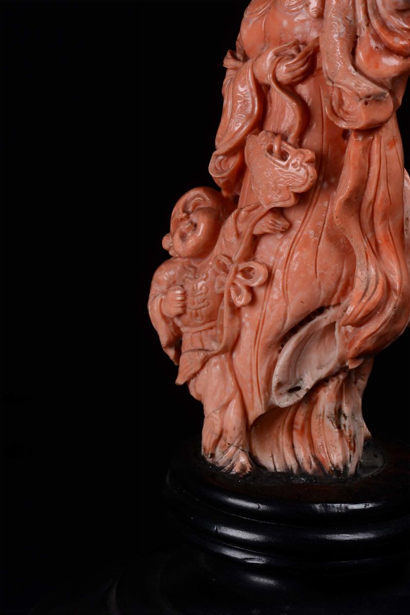 Grande Gruppo in Corallo Rosso Scolpito Raffigurante Guanyin con Bambini, Cina, Dinastia Qing, XI...