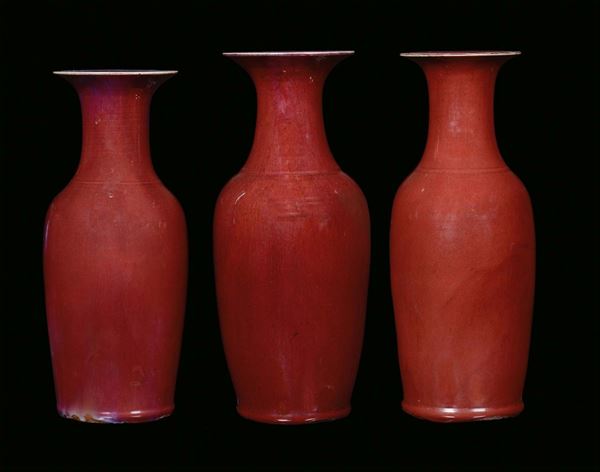 Tre vasi in ceramica sangue di bue, Cina, Dinastia Qing, XIX secolo