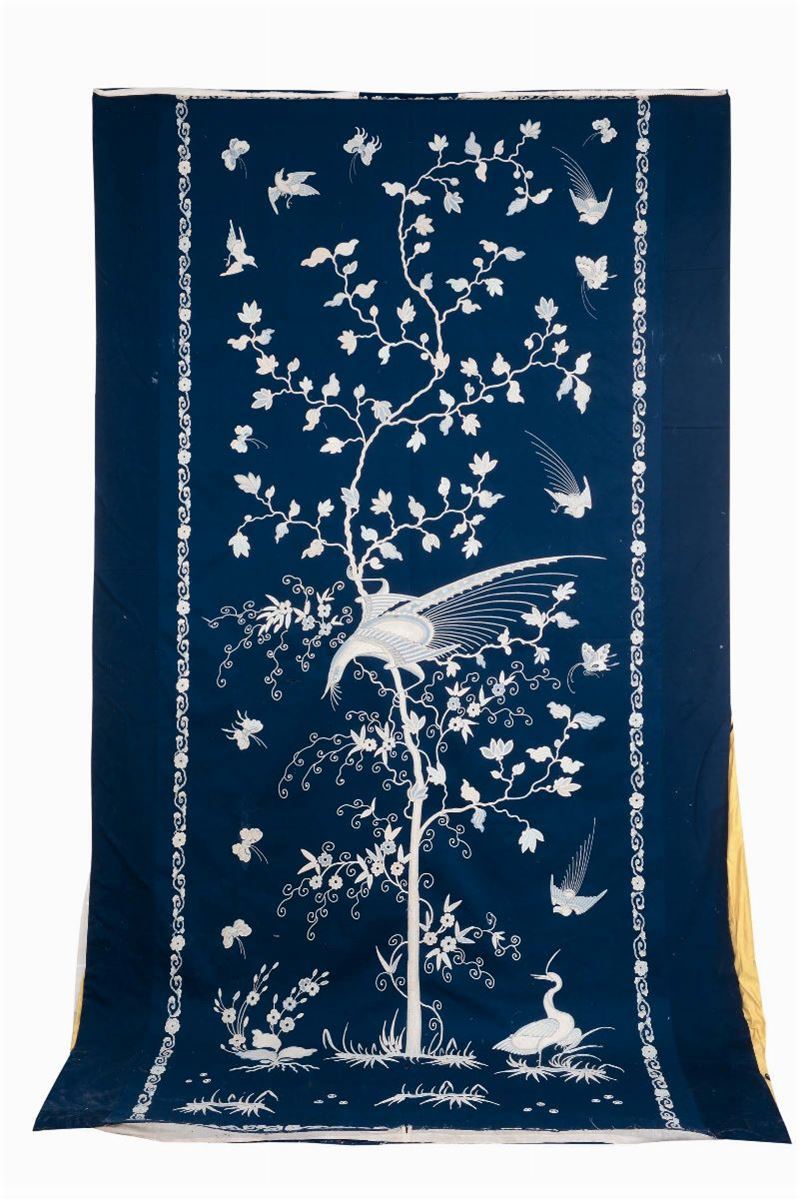 A panel in blue embroidered fabric, China, early 20th century  - Auction Fine Chinese Works of Art - Cambi Casa d'Aste