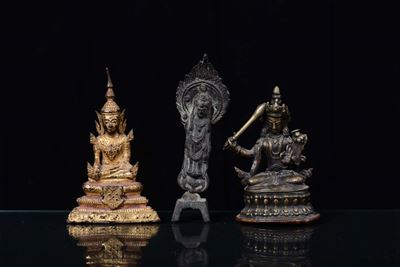 Divinità Orientale e Tre Piccoli Buddha in Bronzo, XIX Secolo