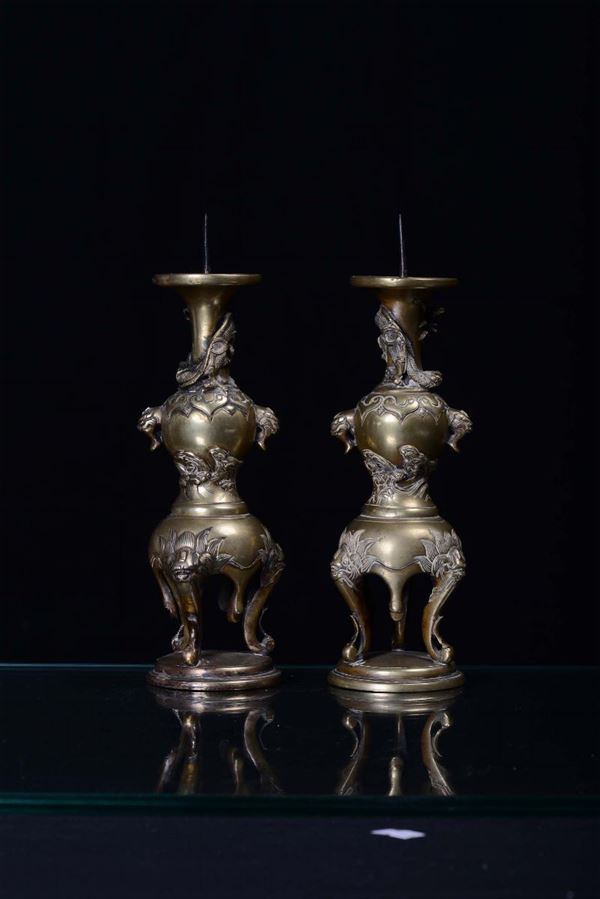 Coppia di candelieri in bronzo dorato, Giappone fine XIX secolo