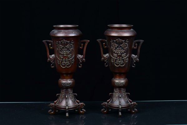 Coppia di vasi ad urna in bronzo brunito, Giappone fine XIX secolo