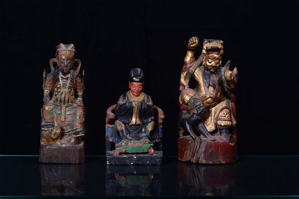 Tre figure di guerrieri in legno intagliato e dipinto in policromia, Cina XX secolo