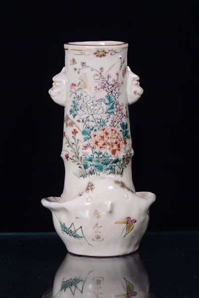 Vasetto in Porcellana Policroma Decorato a Motivo Floreale, Cina XX Secolo